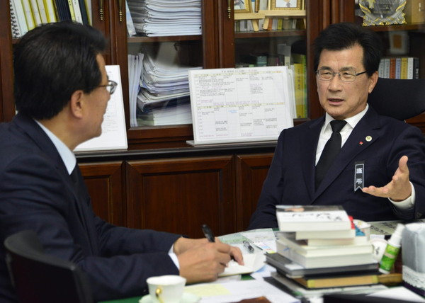 ▲ 이시종 충북도지사(오른쪽)와 대화를 나누고 있는 이근규 제천시장.사진제공=제천시