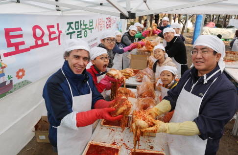 ▲ 지난 21일 경기도 고양 산울안민속농원에서 진행된 '토요타 주말농부 사랑의 김장 나누기' 행사에 참가한 '2015 토요타 주말농부'들.ⓒ토요타