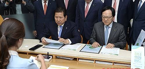 ▲ 김용환 회장의 지향은 농협중앙회와 금융지주와의 윈윈. 하지만 은행장 인사권 행사를 시발로 새로운 위상관계가 정립될 수도 있다 ⓒ뉴데일리 DB