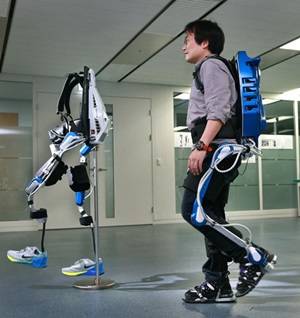 ▲ 현대·기아차 중앙연구소 인간편의연구팀 연구원이 ‘의료형’ 보행보조 착용로봇을 직접 착용한 모습ⓒ현대기아차
