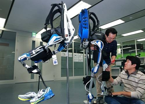 ▲ 현대·기아차 중앙연구소 인간편의연구팀 연구원이 ‘의료형’ 보행보조 착용로봇을 직접 착용한 모습ⓒ현대기아차