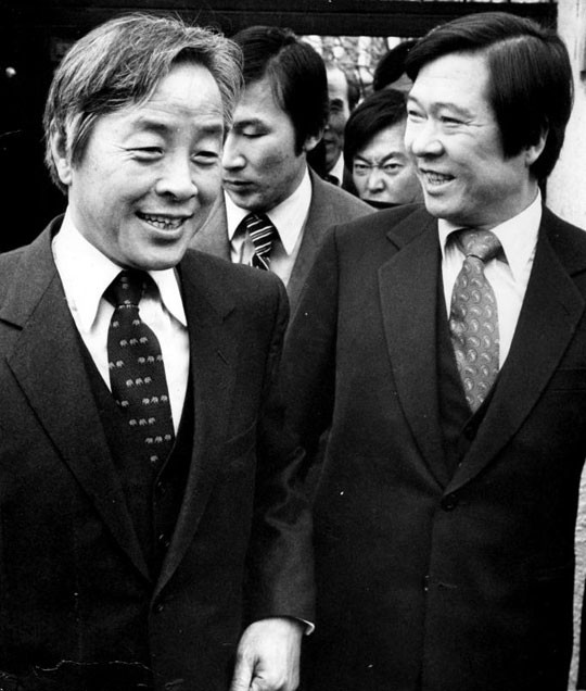 ▲ 김영삼(왼쪽) 전 대통령과 김대중 전 대통령은 민주화 동지이자 평생에 걸친 정치 라이벌이었다. 유신 시대가 끝나고 '서울의 봄'이 찾아든 1980년 3월 두 사람이 만나는 모습. ⓒ조선일보 DB