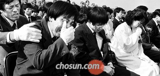 ▲ 1991년 추모탑 제막식 때 오열하는 유족들… 23년 동안 제대로 보상받지 못했던 부산 동의대 사건의 순직 경찰과 유족의 한이 이제야 풀리게 됐다. 경찰청은 1989년 사건 당시 순직한 경찰 유족과 부상한 경찰들에 대한 보상 절차를 시작했다고 23일 밝혔다. 사진은 순직한 경찰관과 전경 등 7명의 넋을 기리기 위해 1991년 5월 3일 충북 중원군 중앙경찰학교에 세워진‘충의선양탑 제막식’에서 유족이 오열하는 모습. ⓒ조선일보 DB