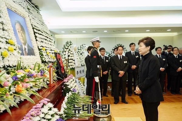 박근혜 대통령이 23일 오후 서울대학교병원 장례식장에 마련된 故 김영삼 전 대통령 빈소를 방문해 조문하고 있다. ⓒ뉴데일리