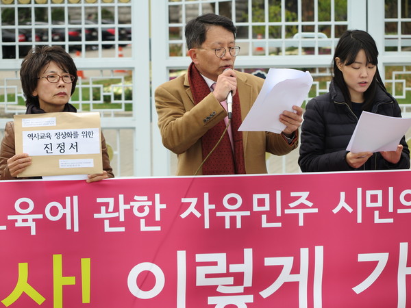 ▲ 박성현 집행위원장이(사진 가운데), 올바른 역사교과서 편찬의 전제조건으로, 집필진 구성의 중요성을 강조하고 있다. ⓒ 뉴데일리DB