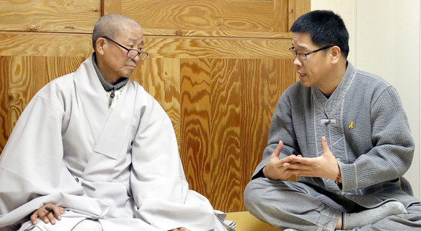 ▲ 조계종 화쟁위원회 위원장인 도법 승려와 광화문 폭동을 주도한 민노총 한상균 위원장. ⓒ뉴시스