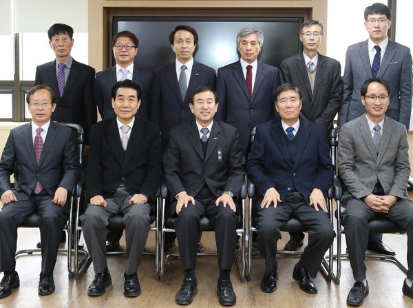 ▲ 조길형 충주시장(앞줄 가운데)과 충주당뇨바이오진흥재단 설립 발기인들.사진제공=충주시