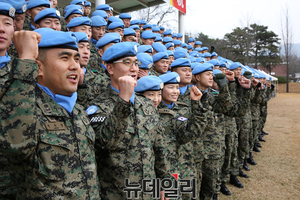 ▲ 기념촬영하면서 구호 외치는 동명부대 17진 장병들ⓒ육군제공