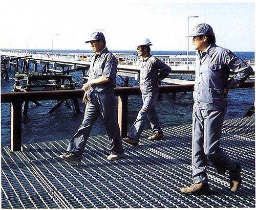 ▲ 서산 간척사업 현장에서 공사를 진두지휘하고 있는 아산(1984년 2월). 바다를 메워 국토의 서쪽 지도를 바꾼 대공사였다.ⓒ현대차그룹