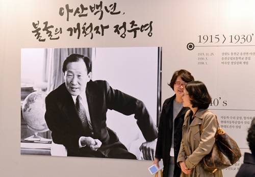 ▲ 서산 간척사업 현장에서 공사를 진두지휘하고 있는 아산(1984년 2월). 바다를 메워 국토의 서쪽 지도를 바꾼 대공사였다.ⓒ현대차그룹