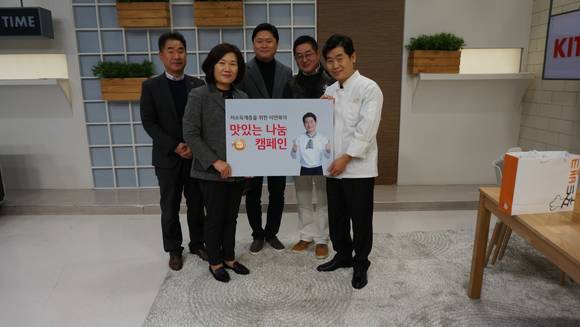 ▲ 맛있는 나눔 캠페인 참여를 기념하는 (왼쪽부터) 한국사회복지협의회 이준호 푸드뱅크사업단 차장, 모옥희 나눔사업본부장, 최현우 유래에프앤에스 대표, 임현식 정성에프에스 대표, 이연복 셰프ⓒ한국사회복지협의회