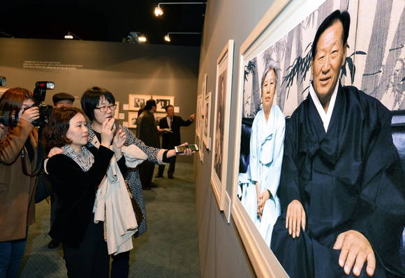 ▲ 아산(峨山) 정주영 명예회장의 탄신 100주년을 맞아 아산의 생애와 업적을 되새기고 창조적 도전 정신을 계승하기 위한 기념식이 24일 서울 그랜드 하얏트 호텔에서 열렸다. 사진은 기념식에 앞서 행사 참석자들이 아산 정주영 명예회장 사진전을 관람하는 모습.ⓒ현대차그룹