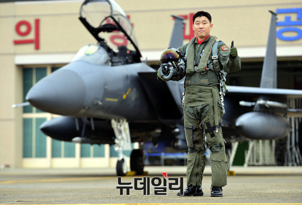 ▲ 2015년 '탑건(Top Gun)'으로 선정된 11전투비행단 122전투비행대대 안영환 소령.ⓒ공군
