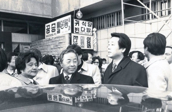 ▲ 민주화추진협의회 공동대표와 특별위원회 부위원장으로 활동하던 당시의 김영삼 전 대통령과 새누리당 김무성 대표최고위원의 모습. ⓒ김무성 대표 블로그 캡쳐