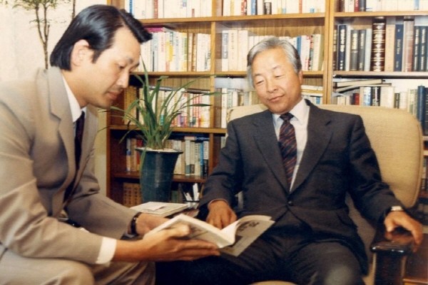 ▲ 김영삼 전 대통령의 평전을 읽고 있는 새누리당 김무성 대표최고위원을, 김영삼 전 대통령이 곁에서 흐뭇한 표정으로 바라보고 있다. ⓒ김무성 대표 블로그 캡쳐