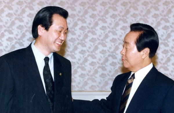 1993년 김영삼 전 대통령이 내무부 차관으로 새누리당 김무성 대표최고위원을 임명한 뒤, 임명장을 수여하고 격려의 표시로 두드려주고 있다. ⓒ김무성 대표 블로그 캡쳐