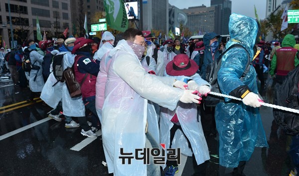 ▲ 11월14일 광화문 폭동에서 복면을 쓴 폭도들이 경찰버스를 끌어내고 있다. ⓒ뉴데일리 정상윤 기자