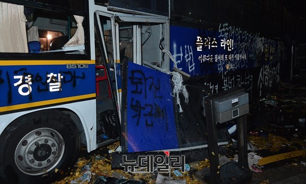 ▲ 11월 14일 광화문 폭동 당시 파손된 경찰버스와 폴리스라인 ⓒ뉴데일리 정상윤 기자