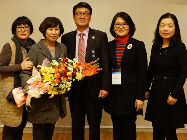 ▲ 제천시보건소가 국가 암 조기검진부분에서 충북 도내 최우수상을 받은 모습.사진제공=제천시