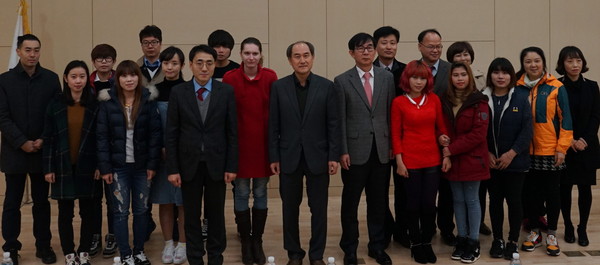 ▲ 사회통합프로그램에 참여한 외국인 교육생과 세명대 관계자들.사진제공=세명대학교