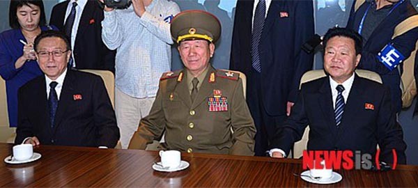 ▲ 2014년 10월 인천아시안게임 폐막식을 위해 찾아온 김양건, 황병서, 최룡해의 모습. 우측에 앉은 최룡해는 귀양을 갔고, 다른 둘은 '공화국 영웅'이 됐다. ⓒ뉴시스. 무단전재 및 재배포 금지.