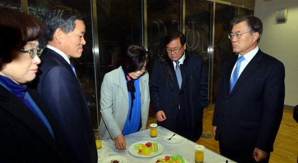 ▲ 새정치민주연합 문재인 대표와 주승용 최고위원이 25일 광주에서 아시아문화전당 개관식을 기다리는 가운데, 귀빈실에서 불편한 침묵을 유지하고 있다. ⓒ뉴시스 사진DB