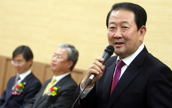 ▲ 무소속 박주선 의원이 25일 광주 김대중컨벤션센터에서 열린 토론회에서 발언하고 있다. 뒤쪽으로 새정치민주연합 조경태 의원과 유성엽 전북도당위원장의 모습이 보인다. ⓒ뉴시스 사진DB