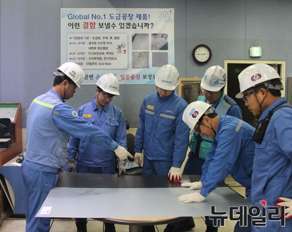 ▲ 지난 25일, 포항제철소 도금공장 직원들이 품질TBM 활동으로 전날 발생한 불량재에 대한 점검과 조치결과 등을 공유하는 모습. ⓒ포스코 제공