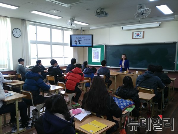 ▲ 청도군은 23~24일 양일간 청도전자고 2학년생 93명을 대상으로 바람직한 식생활 습관 형성을 위한 영양·비만교육을 실시했다. ⓒ청도군 제공