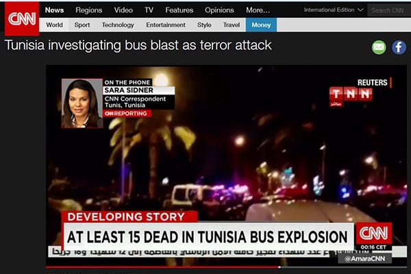 지난 24일 오후 5시경(현지시간) 튀니지 수도 튀니스 중심가에서 대통령 경호실 수송버스를 대상으로 한 자살폭탄테러가 발생했다. ⓒ美CNN 관련 속보영상 캡쳐.