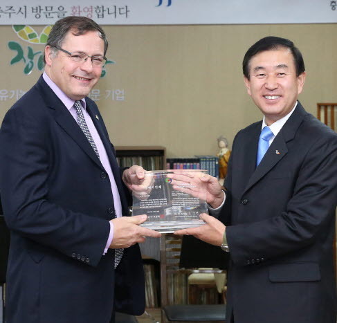 ▲ 조길형 충주시장(오른쪽)이 찰스 헤이 주한 영국대사에게 충주 명예시민증을 전달하고 있다.사진제공=충주시