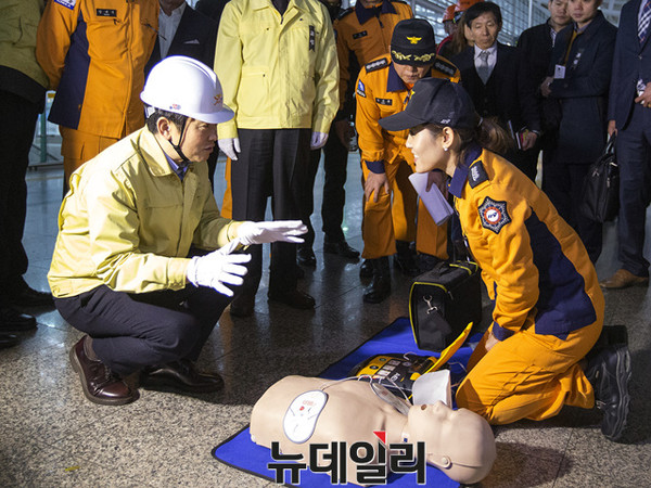 ▲ 25일 오전 KTX광명역에서 열린 'KTX광명역 테러대비 현장점검 회의'에서 남경필 경기도지사가 KTX광명역사를 시찰 하고 있다.ⓒ경기도청제공