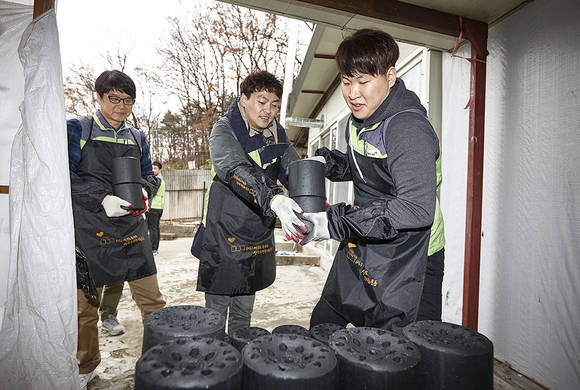 ▲ 지난 24일, 서울 관악구 삼성동에서 금호타이어 임직원들이 ‘사랑의 연탄나눔’ 활동을 실시했다. 사진은 임직원들이 직접 연탄을 배달하는 장면.ⓒ금호타이어