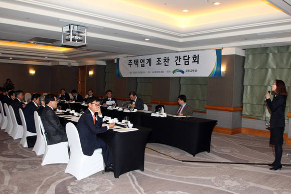 ▲ 허윤경 건설산업연구원 연구위원이 간담회에서 발표를 진행하고 있다.ⓒ국토교통부