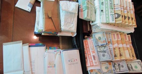 ▲ 국세청이 고액체납자로부터 압류한 현금다발. ⓒ국세청