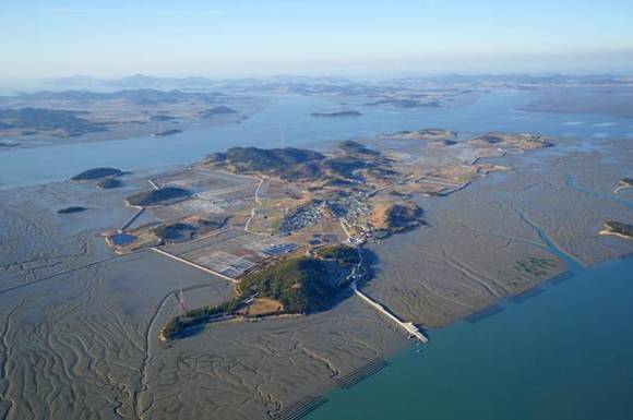 ▲ 전남 신안 병풍도와 주변 갯벌.ⓒ해수부
