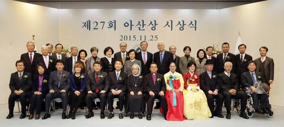 ▲ 25일 오후 서울 송파구 풍납동 서울아산병원 내 아산생명과학연구원 강당에서 열린 제27회 아산상 시상식에서 수상자들과 재단 이사진들이 함께 기념촬영을 하고 있다. ⓒ아산사회복지재단