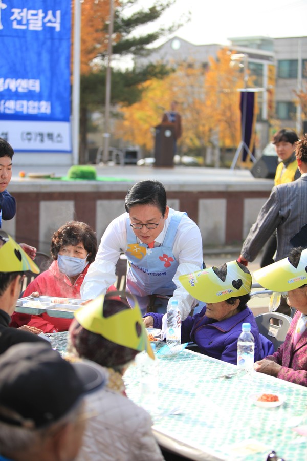 ▲ 정우택 정무위원장이 어르신들에게 급식봉사를 하고 있다. 사진제공 정우택 의원실 ⓒ뉴데일리