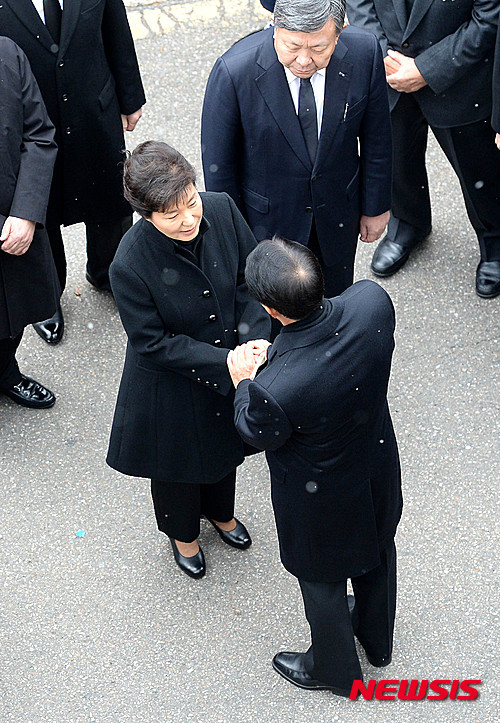 ▲ 26일 오전 서울대학병원 장례식장에서 박근혜 대통령과 김현철 차남이 인사를 나누고 있다. ⓒ뉴시스