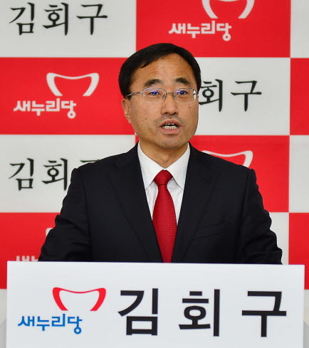 ▲ 20대 총선 출마 기자회견을 하고 있는 김회구씨.사진제공=제천시