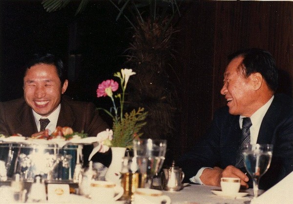 ▲ 과거 이명박 전 대통령(왼쪽)과 정주영 회장.ⓒ이명박 전 대통령 페이스북