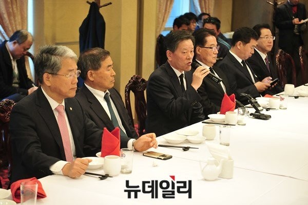 ▲ 새정치민주연합 호남(광주·전남북) 의원 23명이 26일 서울 여의도 모처에서 오찬 회동을 가진 가운데, 이 회동을 주도한 주승용 최고위원이 모두발언을 하고 있다. ⓒ뉴데일리 이종현 기자