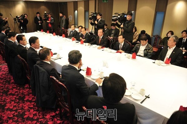 ▲ 새정치민주연합 호남(광주·전남북) 의원 23명이 26일 서울 여의도 모처에서 오찬 회동을 가진 가운데, 이 회동을 주도한 주승용 최고위원이 모두발언을 하고 있다. ⓒ뉴데일리 이종현 기자
