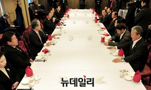 ▲ 새정치민주연합 호남(광주·전남북) 의원 23명이 26일 서울 여의도 모처에서 오찬 회동을 가진 가운데, 이 회동을 주도한 주승용 최고위원이 모두발언을 하고 있다. ⓒ뉴데일리 이종현 기자