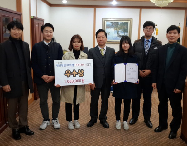 ▲ 우수상을 받은 학생들이 총장실에서 기념촬영을 가진 모습.사진제공=대원대학교