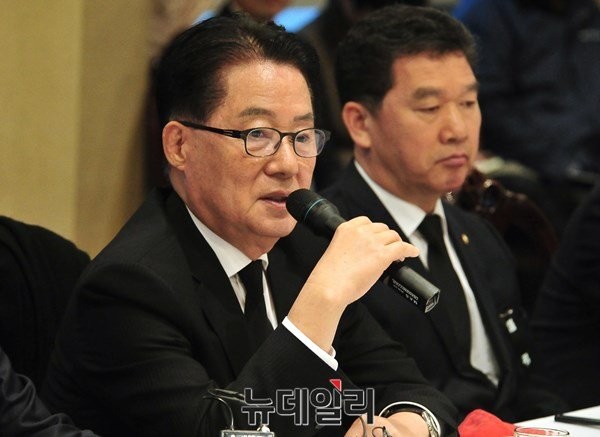 ▲ 새정치민주연합 호남(광주·전남·전북) 권역 의원 23명이 26일 서울 여의도 모처에서 회동해 호남 민심과 문재인 대표 체제에 관해 논의한 가운데, 박지원 전 원내대표가 발언하고 있다. ⓒ뉴데일리 이종현 기자