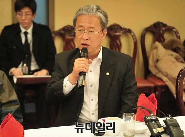 ▲ 새정치민주연합 호남(광주·전남·전북) 권역 의원 23명이 26일 서울 여의도 모처에서 회동해 호남 민심과 문재인 대표 체제에 관해 논의한 가운데, 유성엽 전북도당위원장이 발언하고 있다. ⓒ뉴데일리 이종현 기자