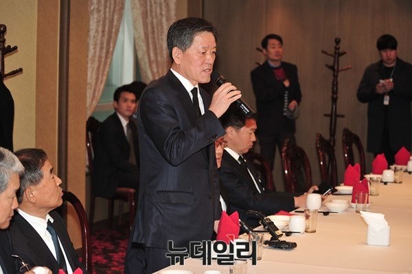 ▲ 새정치민주연합 호남(광주·전남·전북) 권역 의원 23명이 26일 서울 여의도 모처에서 회동해 호남 민심과 문재인 대표 체제에 관해 논의한 가운데, 이 회동을 주재한 주승용 최고위원이 자리에서 일어나서 모두발언을 하고 있다. ⓒ뉴데일리 이종현 기자