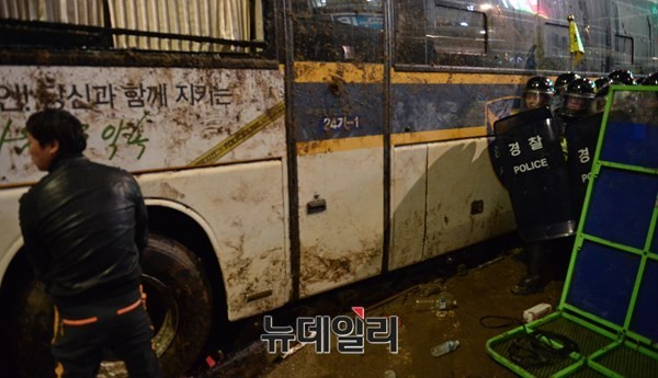 ▲ 11월 14일 ‘민중총궐기’에 참가한 한 시위대가 경찰버스에 소변을 보고 있다. ⓒ 뉴데일리 정상윤 기자