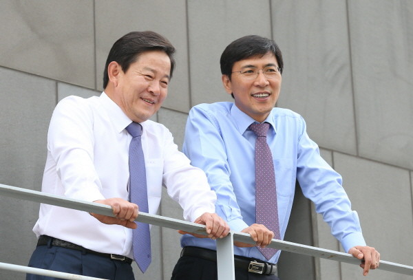 ▲ 새정치민주연합 안희정 충남도지사와 정재호 전 청와대 사회조정비서관. ⓒ정재호 전 비서관 제공